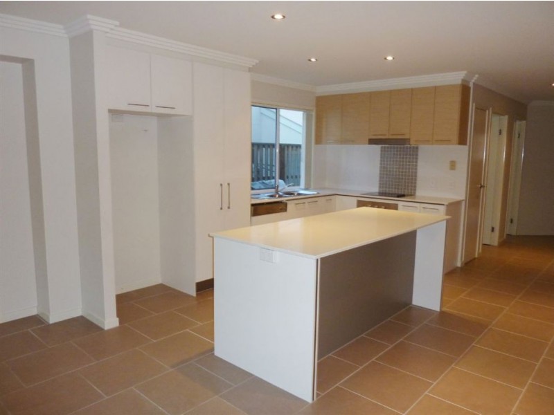 2/5A Ashton Street, Labrador QLD 4215