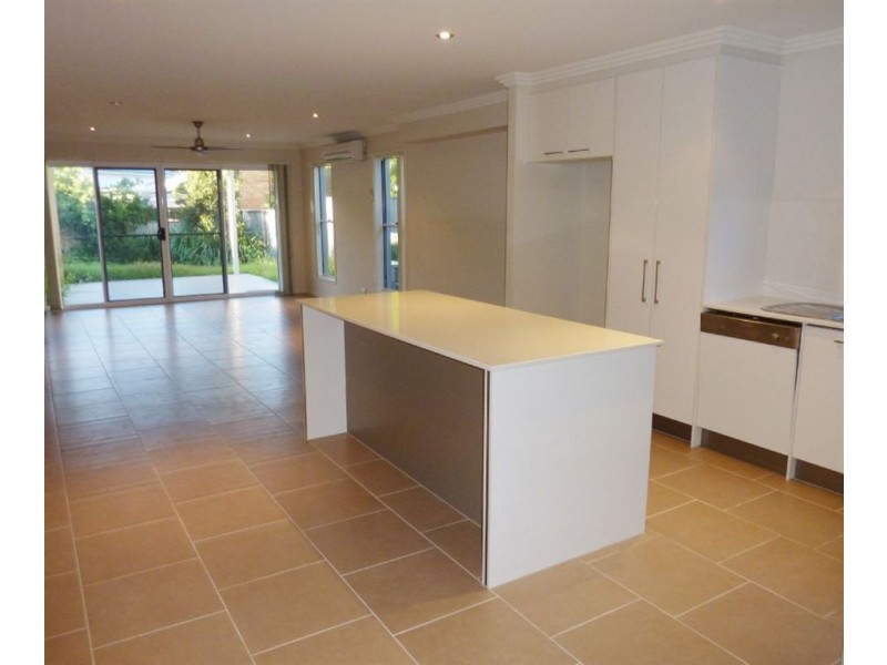 2/5A Ashton Street, Labrador QLD 4215