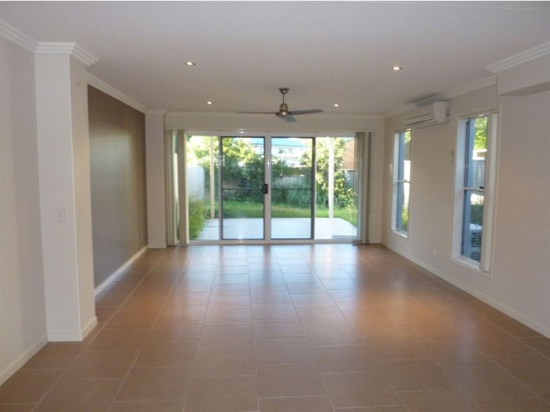 2/5A Ashton Street, Labrador QLD 4215