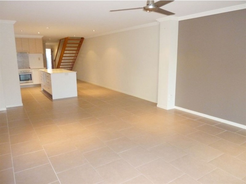 2/5A Ashton Street, Labrador QLD 4215