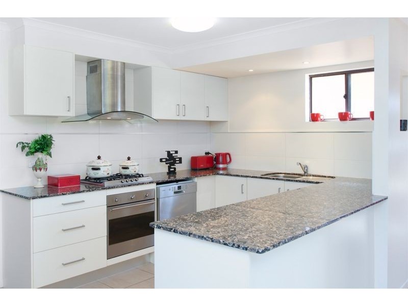 27 Wardoo Street, Southport QLD 4215