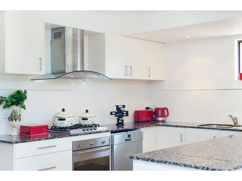 27 Wardoo Street, Southport QLD 4215