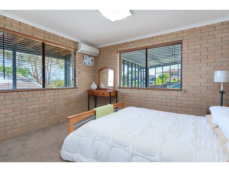 27 Wardoo Street, Southport QLD 4215