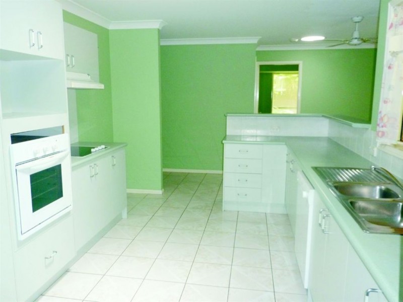 1 Cook Close, Southport QLD 4215