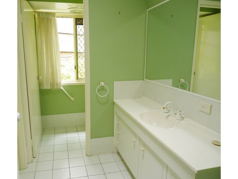 1 Cook Close, Southport QLD 4215