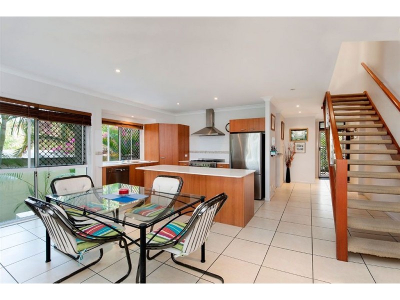 2/3 Rouen Avenue, Paradise Point QLD 4216