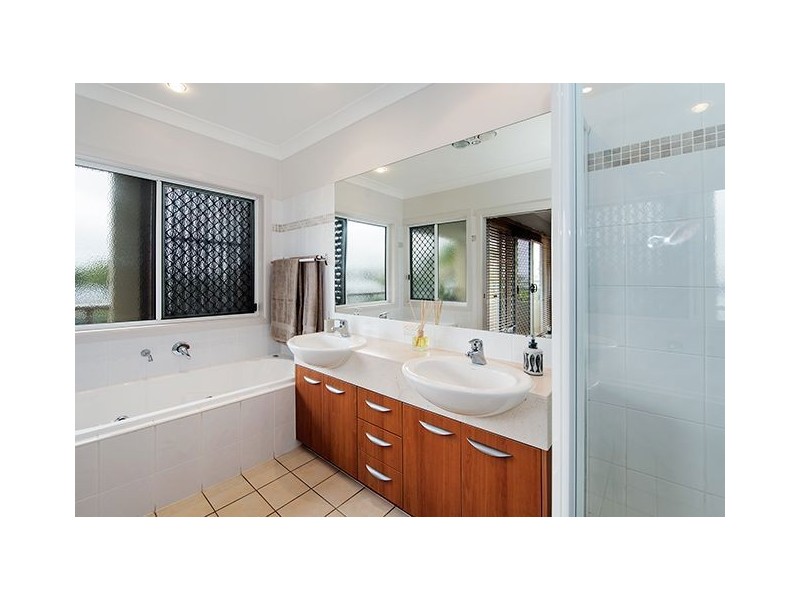 2/3 Rouen Avenue, Paradise Point QLD 4216