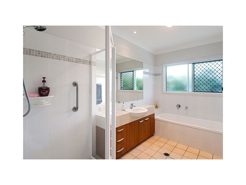 2/3 Rouen Avenue, Paradise Point QLD 4216