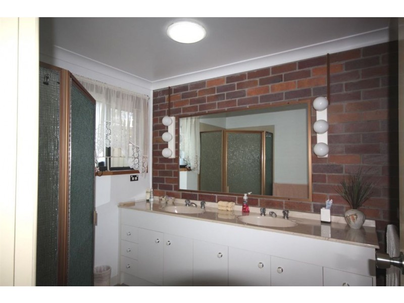 2 Swallow Avenue, Paradise Point QLD 4216