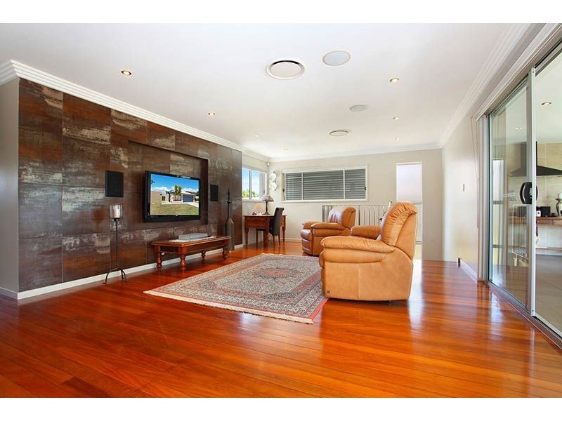 92 Bamboo Avenue, Benowa QLD 4217