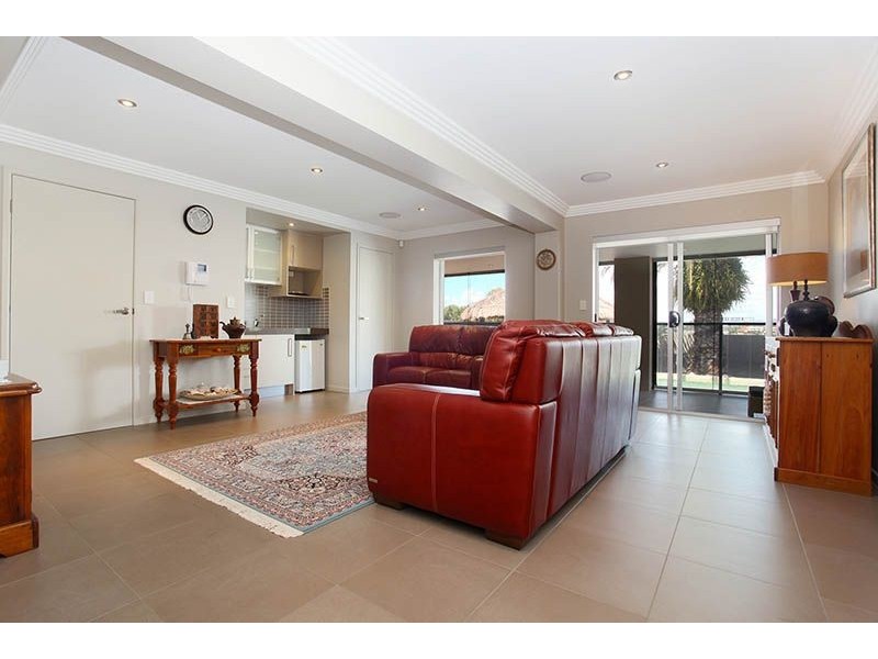 92 Bamboo Avenue, Benowa QLD 4217