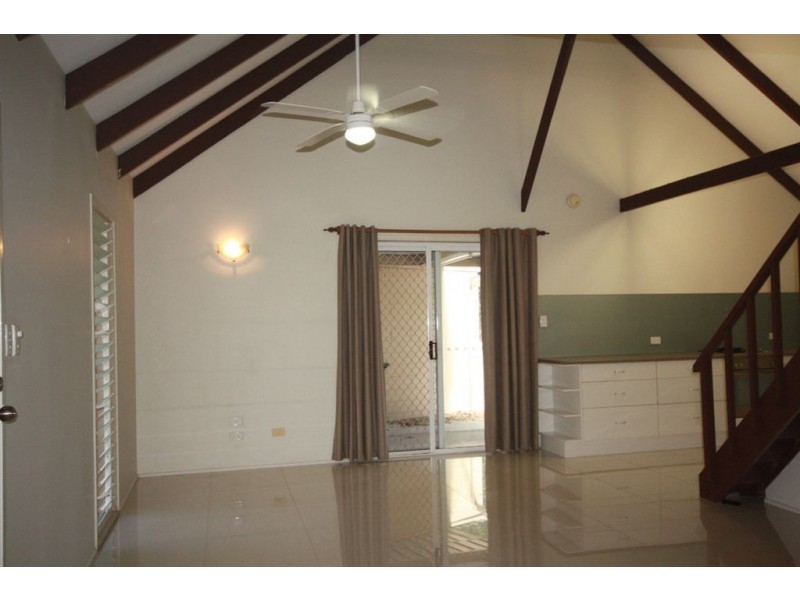 2/18 Eurimbula Street, Paradise Point QLD 4216