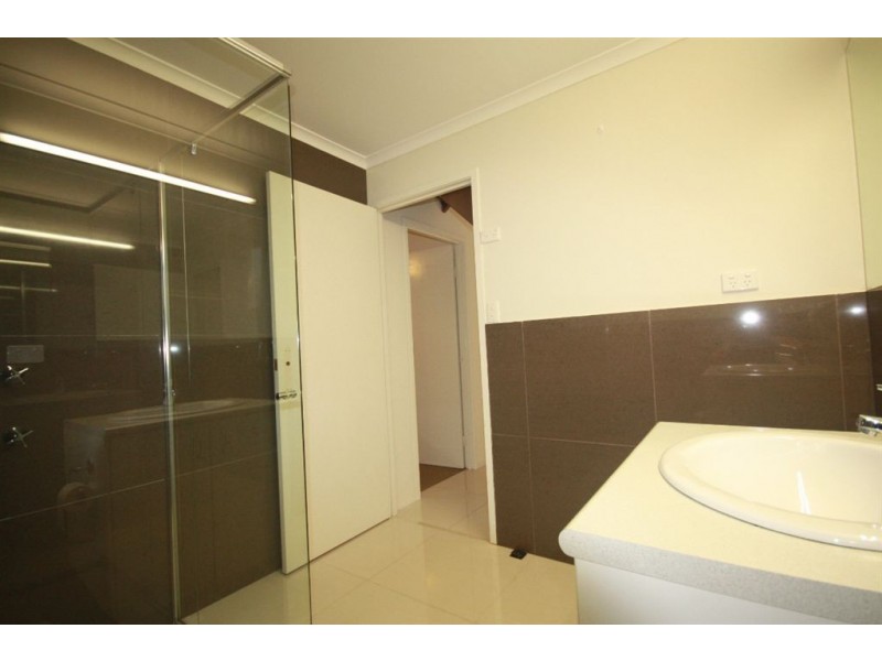 2/18 Eurimbula Street, Paradise Point QLD 4216