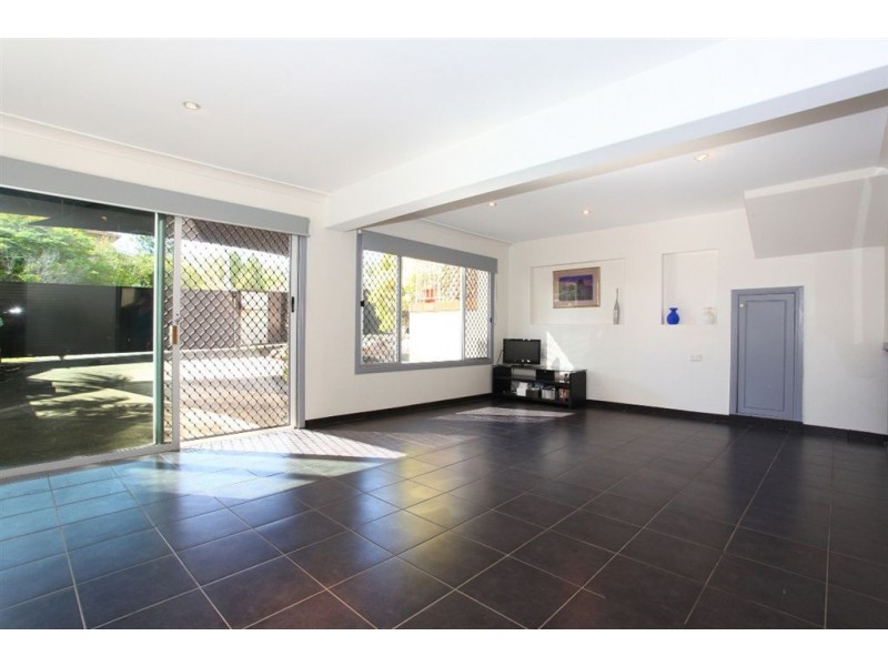 2 Nimrud St, Southport QLD 4215