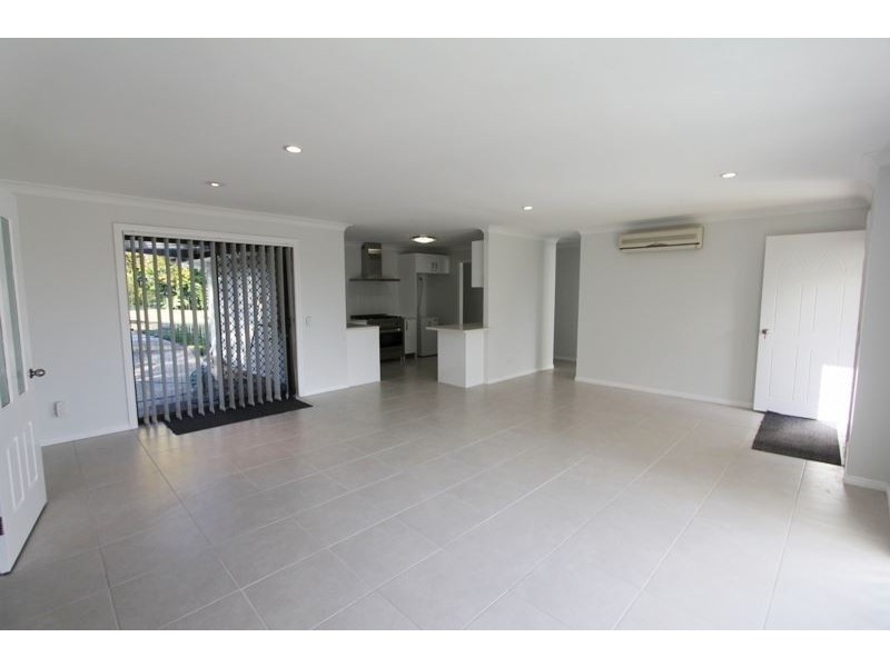 16 Ainsley Avenue, Ashmore QLD 4214