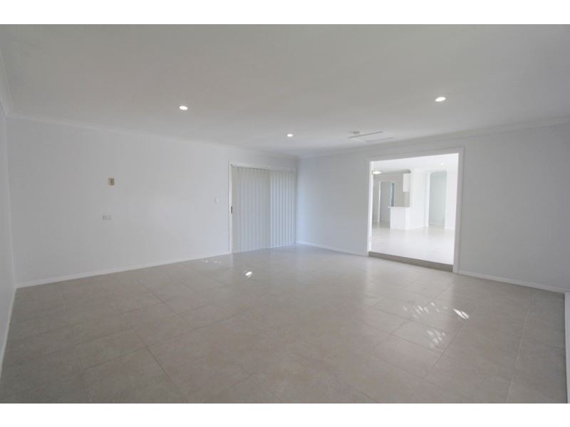 16 Ainsley Avenue, Ashmore QLD 4214