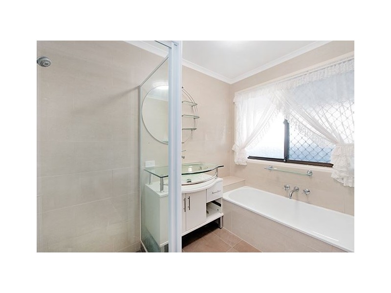 77 Macquarie Avenue, Molendinar QLD 4214