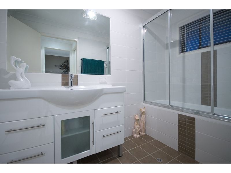 12 Eyre Street, Paradise Point QLD 4216