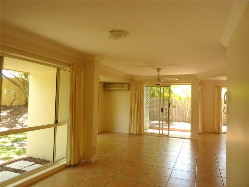 8/82-86 Limetree Parade, Runaway Bay QLD 4216