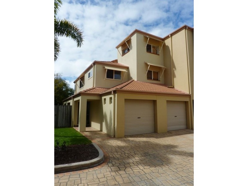 8/82-86 Limetree Parade, Runaway Bay QLD 4216