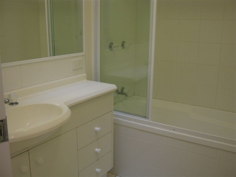 2/24 Terrigal Crescent, Southport QLD 4215