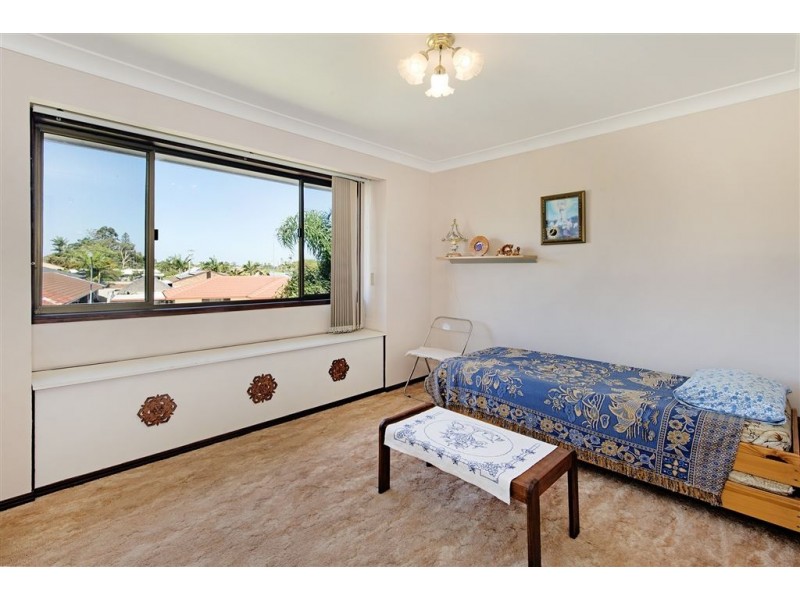 12 Alamau Street, Benowa QLD 4217