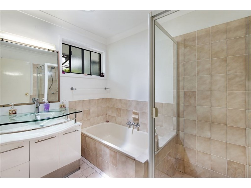 27 Canterbury Chase, Ashmore QLD 4214