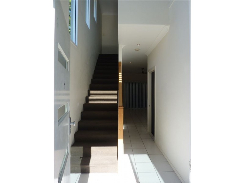 1/127 Pohlman Street, Southport QLD 4215