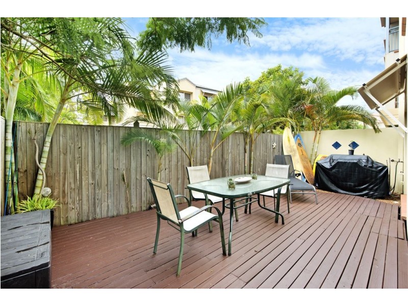 8/82-86 Limetree Parade, Runaway Bay QLD 4216