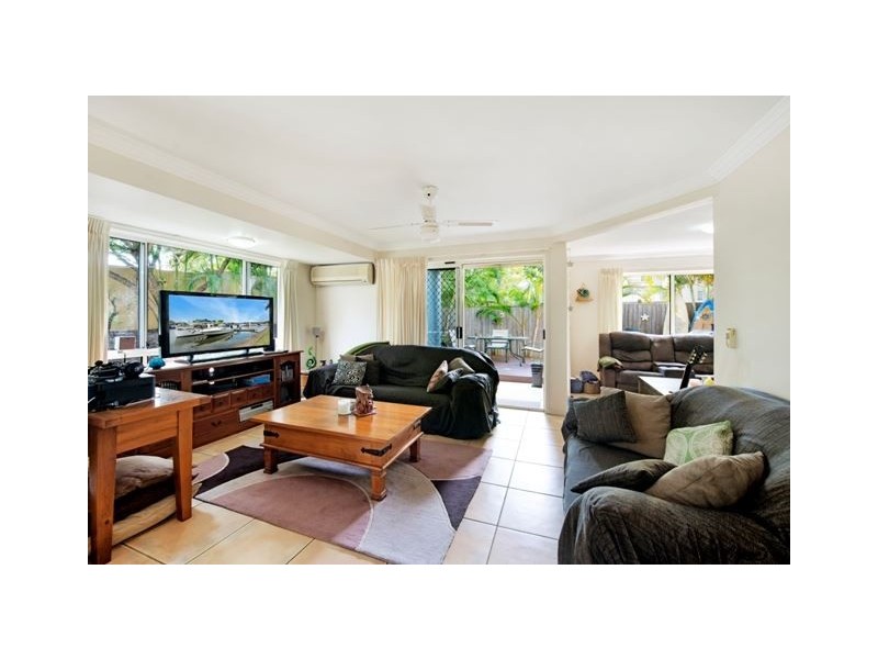 8/82-86 Limetree Parade, Runaway Bay QLD 4216