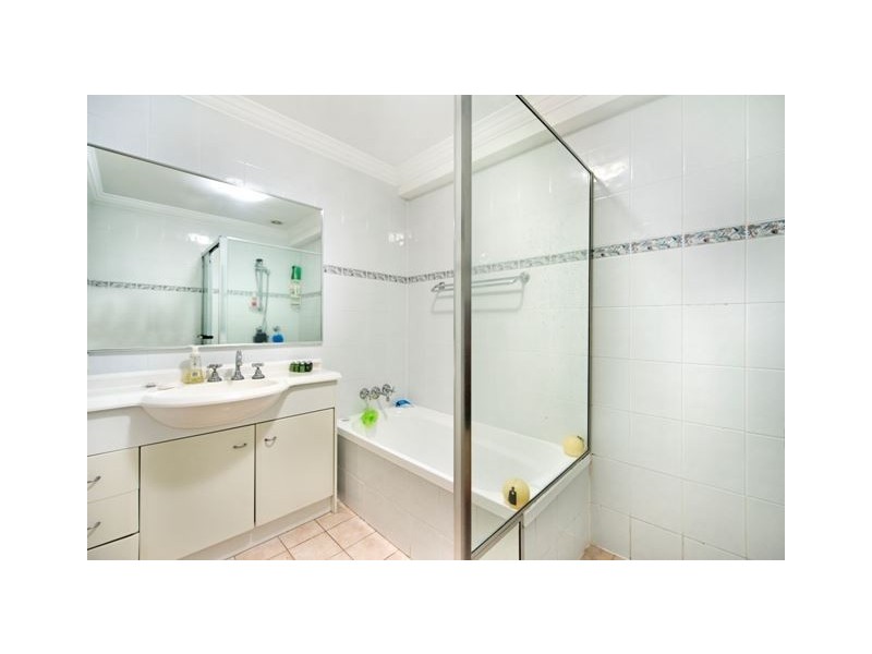 8/82-86 Limetree Parade, Runaway Bay QLD 4216