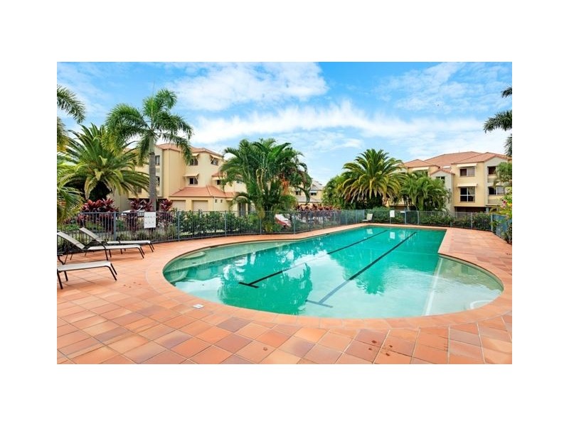 8/82-86 Limetree Parade, Runaway Bay QLD 4216