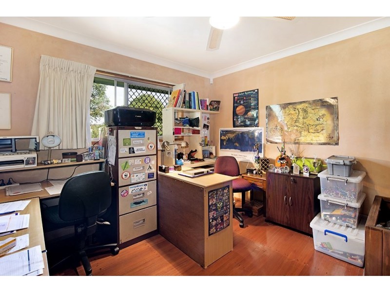 37 Cooleroo Crescent, Southport QLD 4215