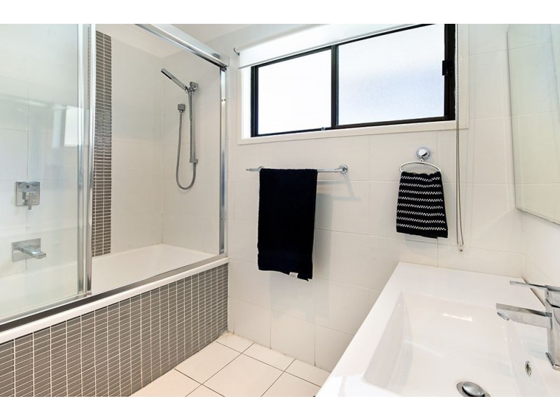 24 Theodore Place, Molendinar QLD 4214
