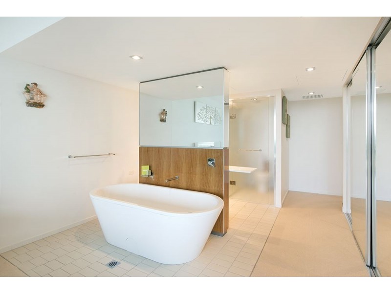 29201/2 Ephraim Island, Paradise Point QLD 4216