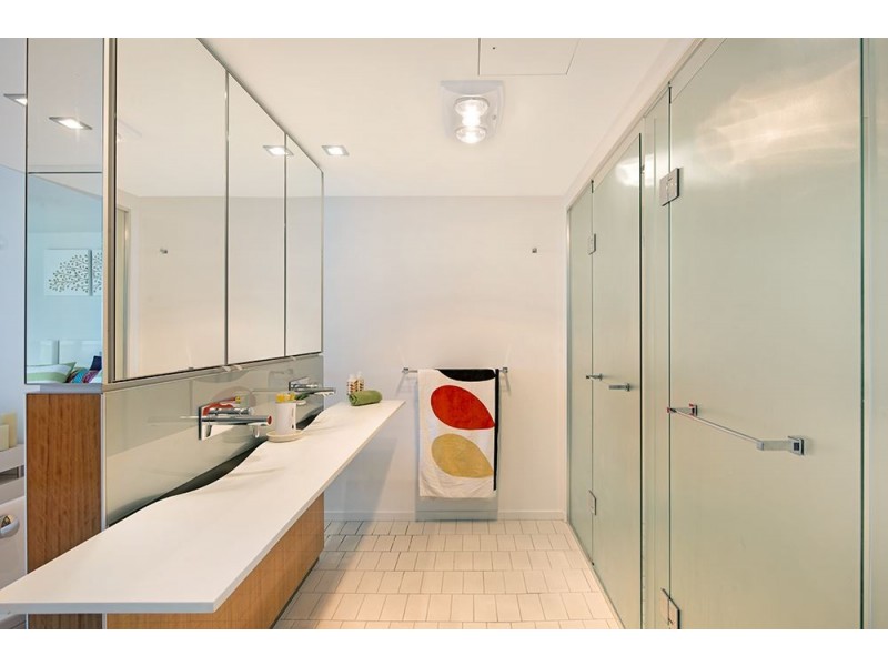 29201/2 Ephraim Island, Paradise Point QLD 4216