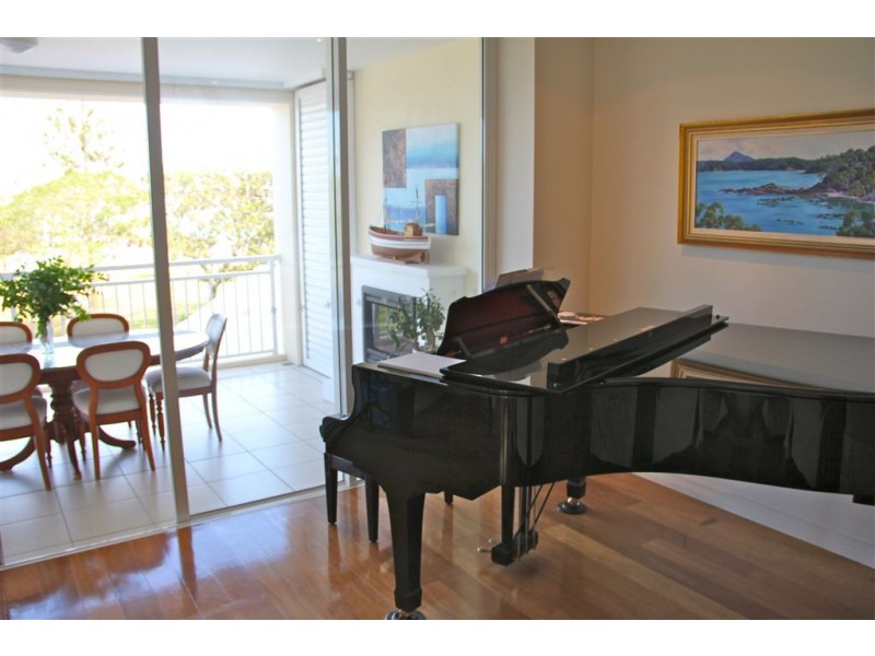 303/212 Marine Parade, Labrador QLD 4215