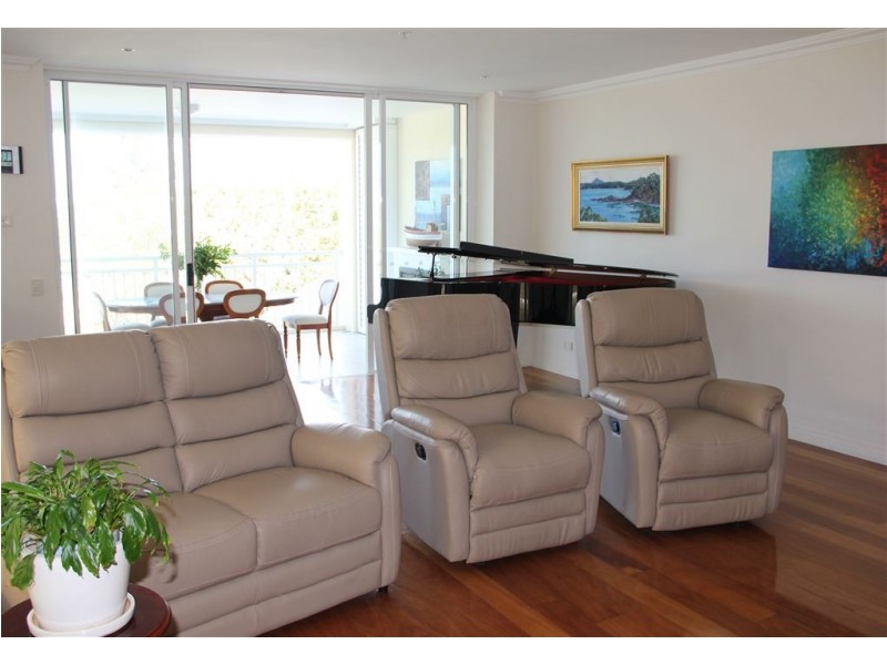 303/212 Marine Parade, Labrador QLD 4215