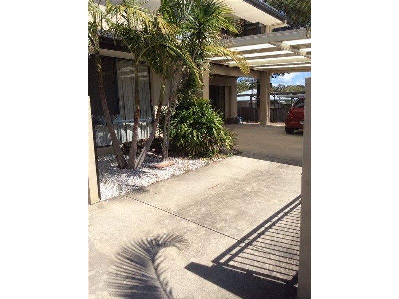 2/98 Kumbari Ave, Labrador QLD 4215