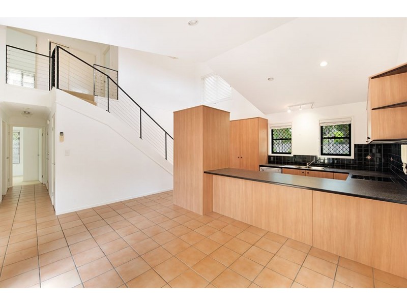 2/118 Pohlman Street, Southport QLD 4215