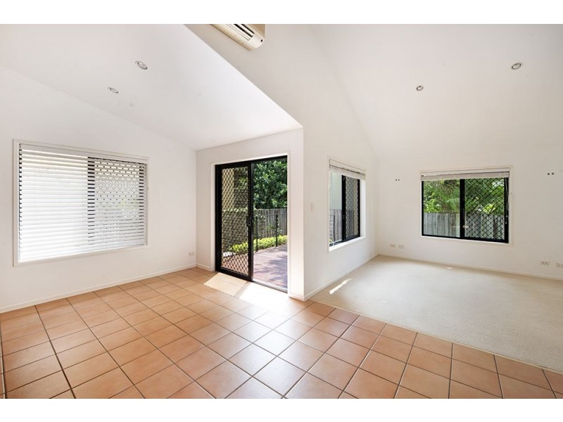 2/118 Pohlman Street, Southport QLD 4215