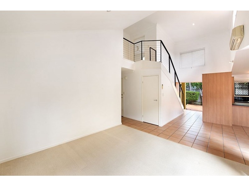 2/118 Pohlman Street, Southport QLD 4215