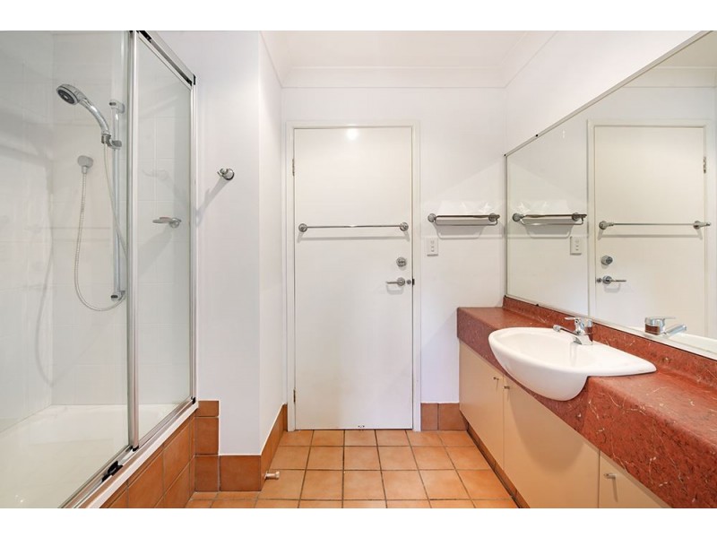 2/118 Pohlman Street, Southport QLD 4215