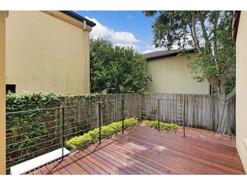 2/118 Pohlman Street, Southport QLD 4215