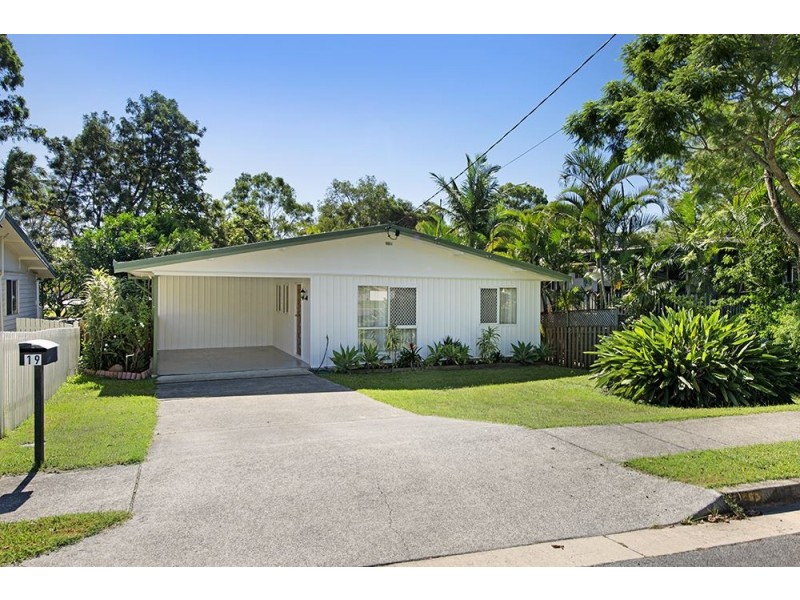 19 Warana Avenue, Southport QLD 4215