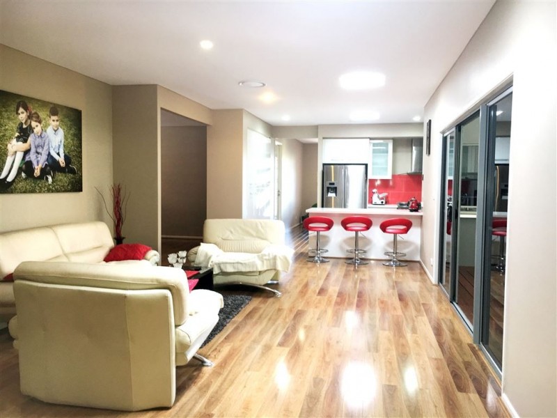 8 Stringybark Drive, Molendinar QLD 4214