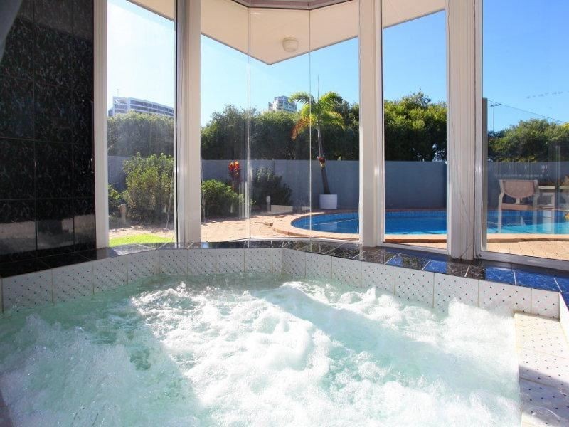 2 Biggs Place, Southport QLD 4215
