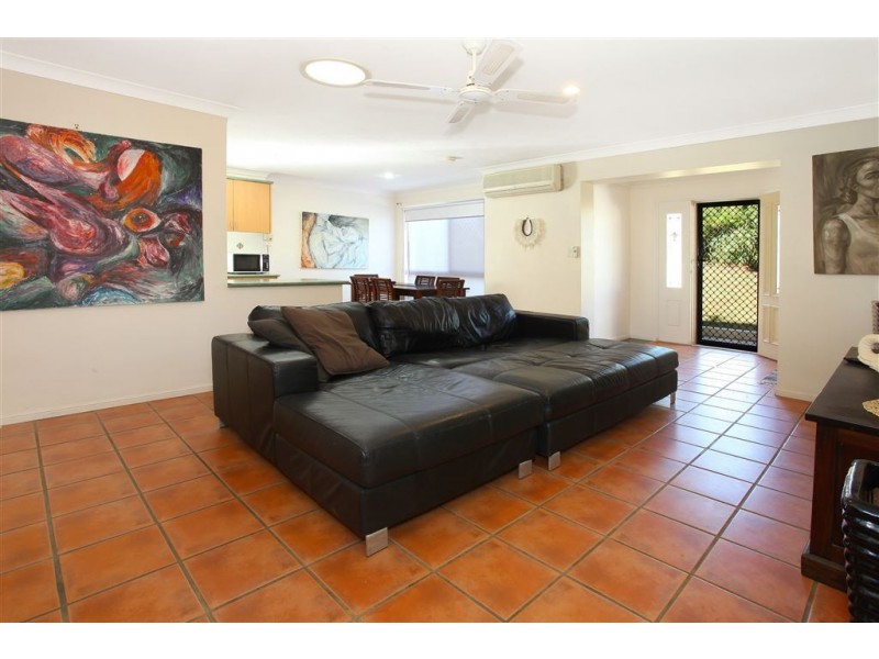 4 Warrigal Crescent, Ashmore QLD 4214