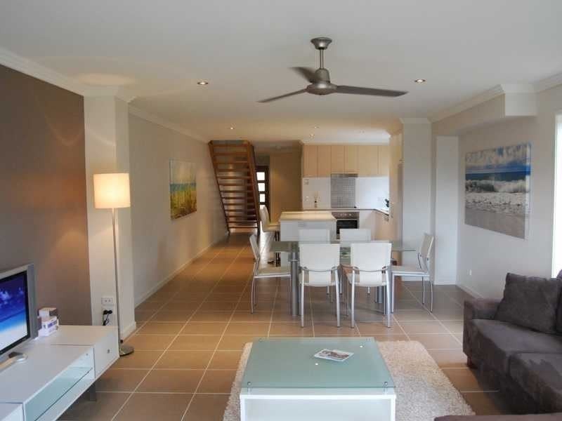 2/5A Ashton Street, Labrador QLD 4215