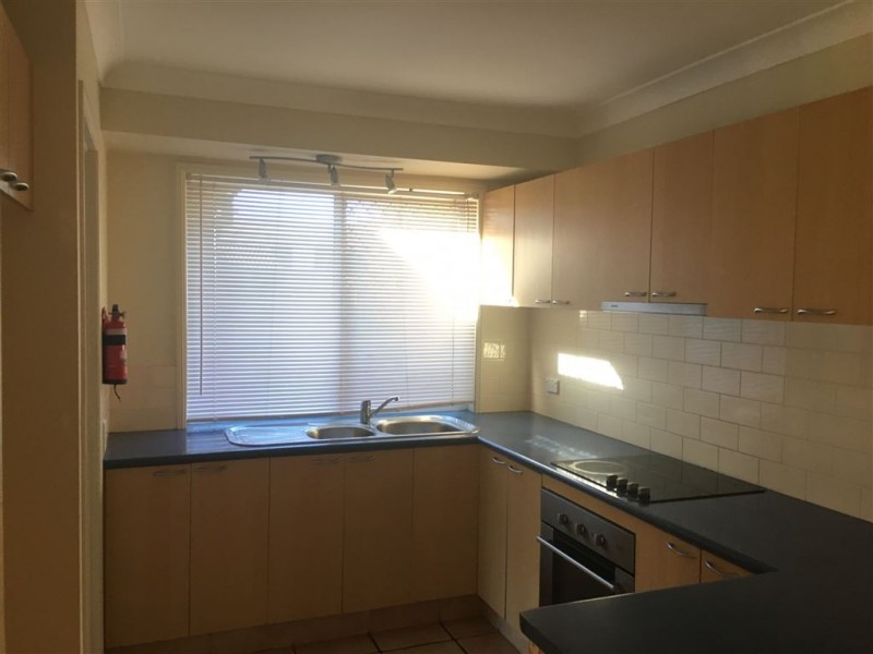 2/8 Government Road, Labrador QLD 4215